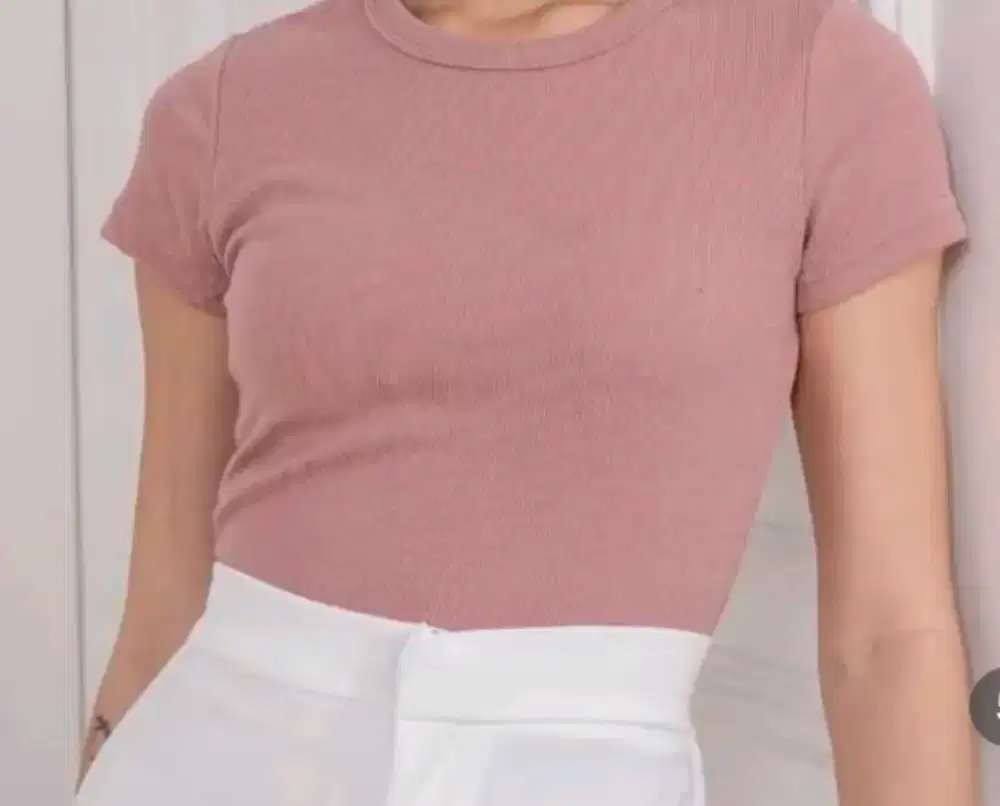 Crop top warna putih dan pink
