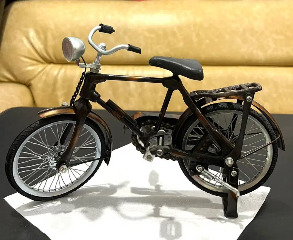 Brass Miniatur Sepeda Onthel Cowok Antik