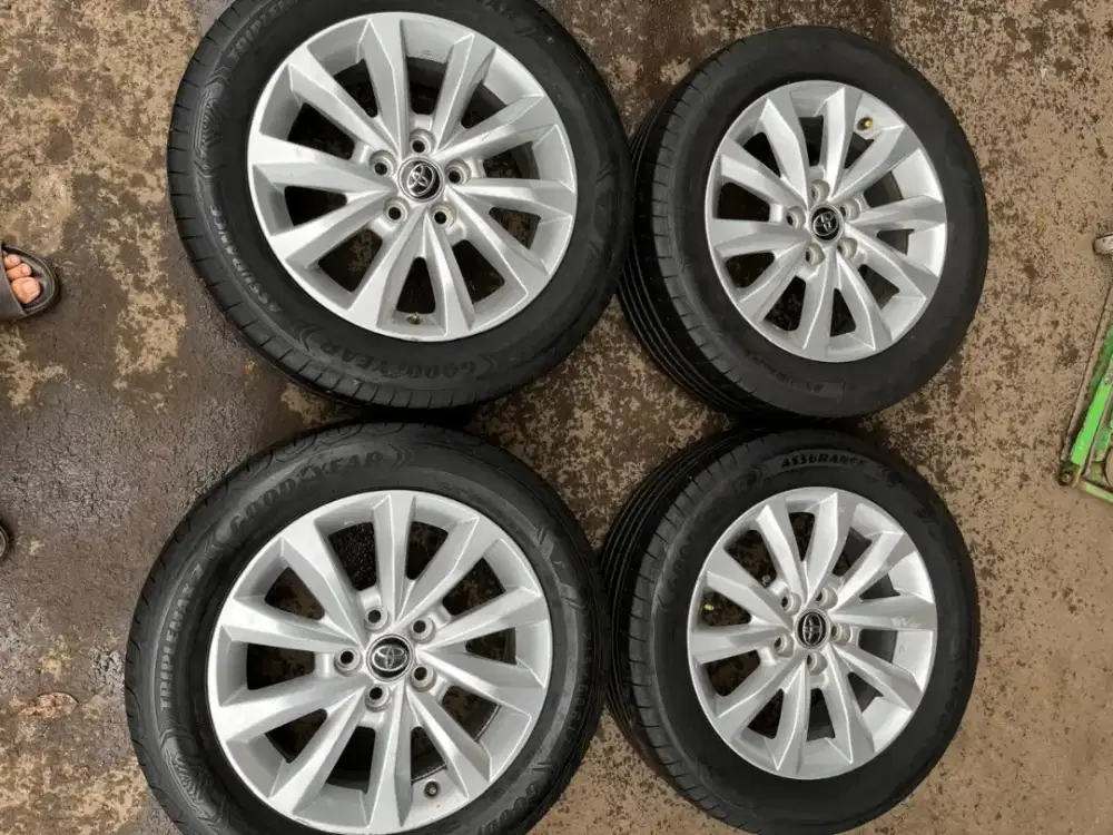 Velg original OEM Toyota Innova zenix ring 17 5x114,3 ban 215/60 R17