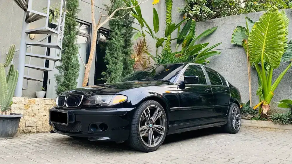 Dijual BMW E46 tahun 2002 AT Warna Hitam Mulus