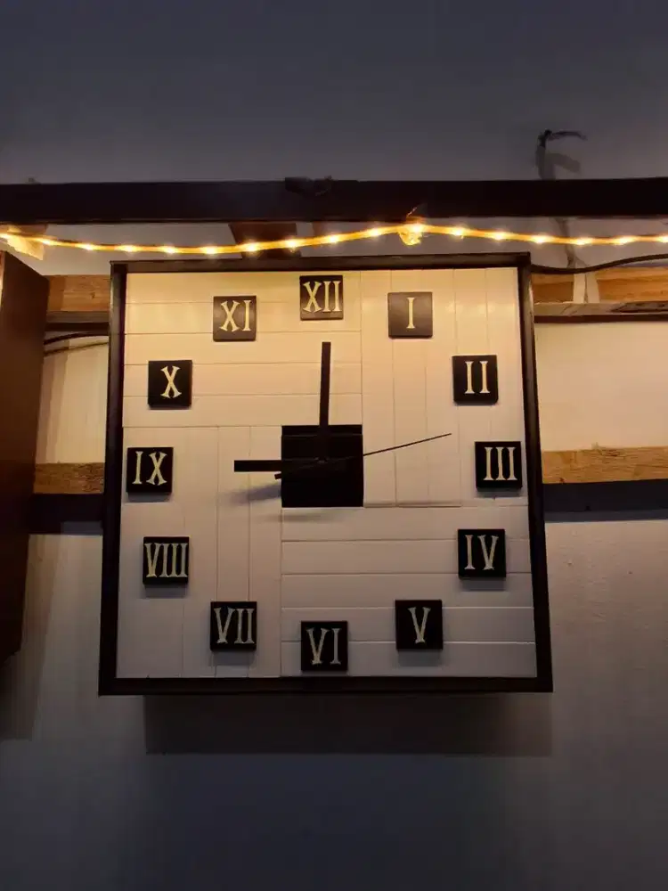 Jam dinding kayu aestetik