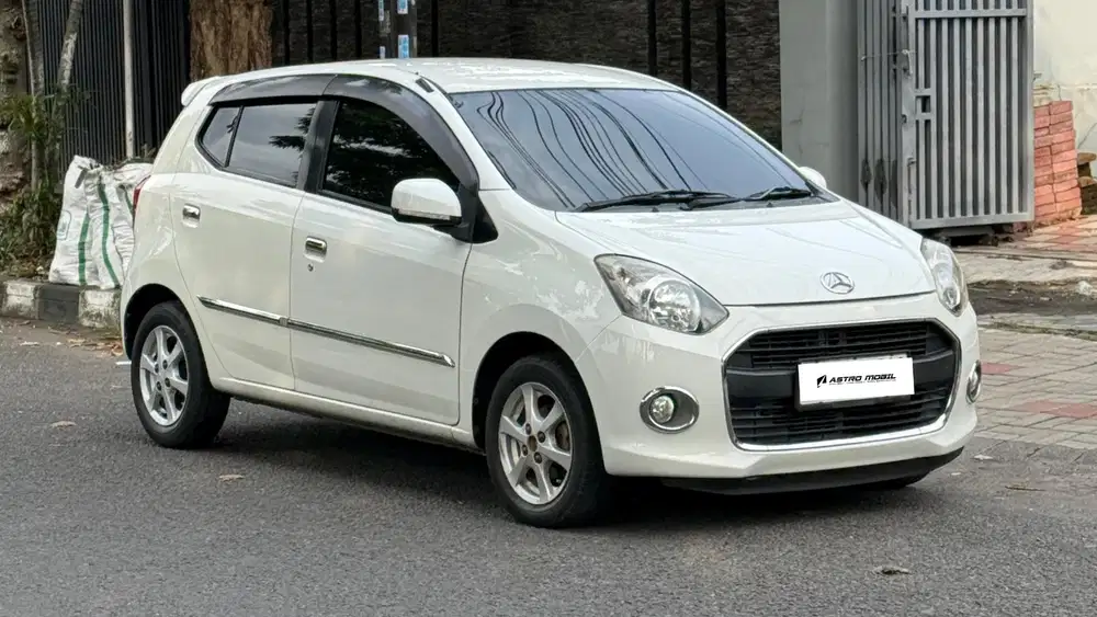 AYLA 2014 / 2013 Matic Bagus Murah Kredit Bekas Surabaya Lengkap Putih