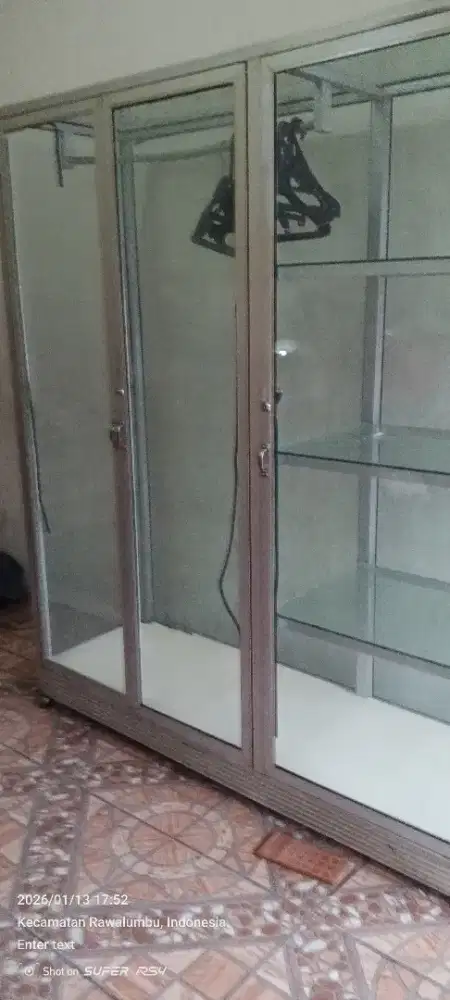 Lemari kaca aluminium