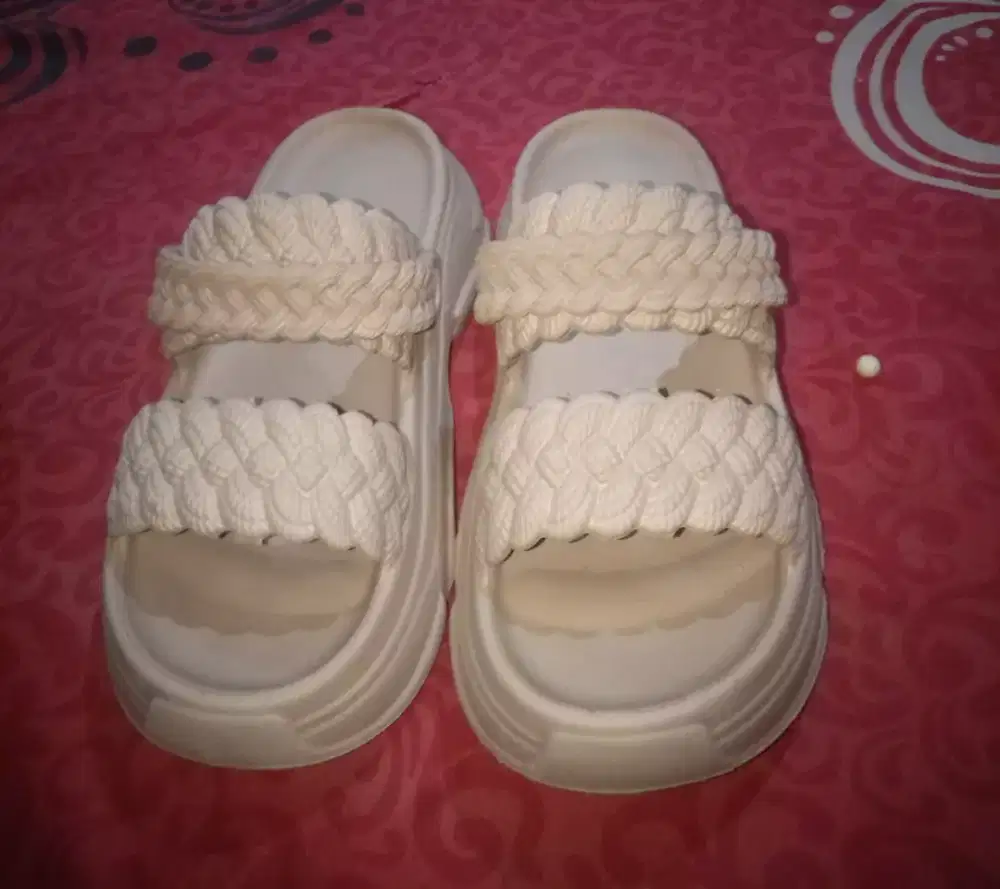 Wedgest wanita cream