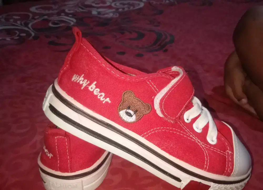 Sepatu anak bear merah