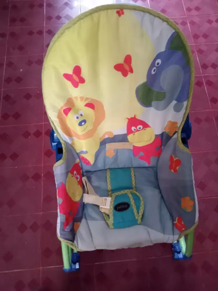 Kursi goyang untuk bayi