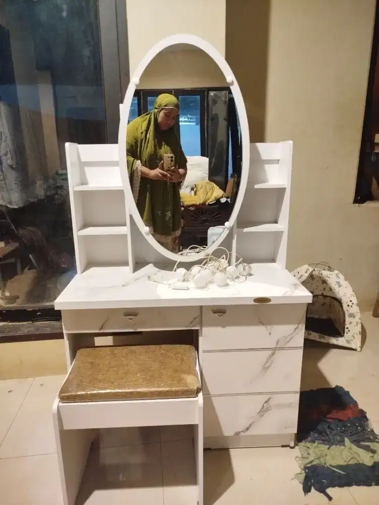 Meja rias, 1.5 nego tipis