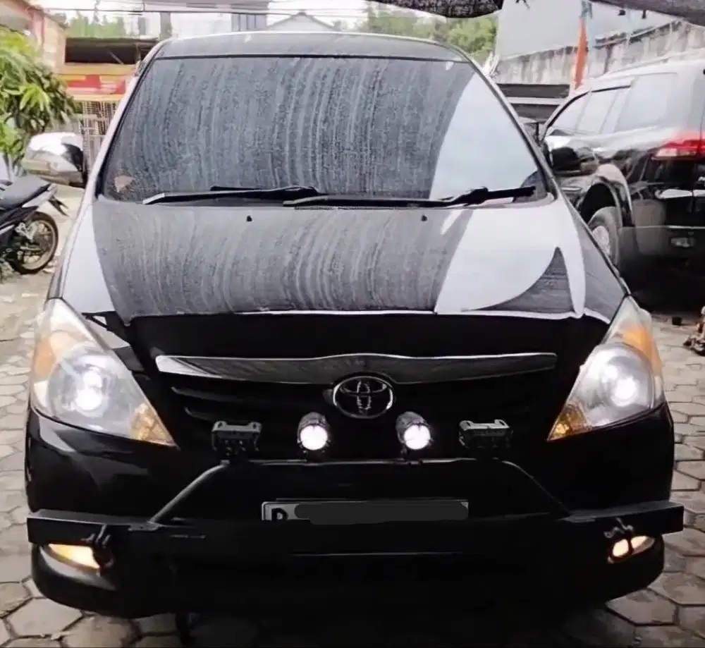 Toyota Kijang Innova (2010)