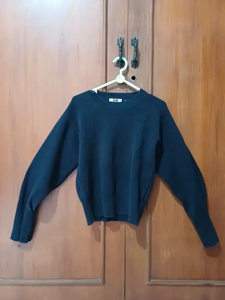 Sweater Rajut Uniqlo U Hitam Size S - Unisex Boxy Crop Fit