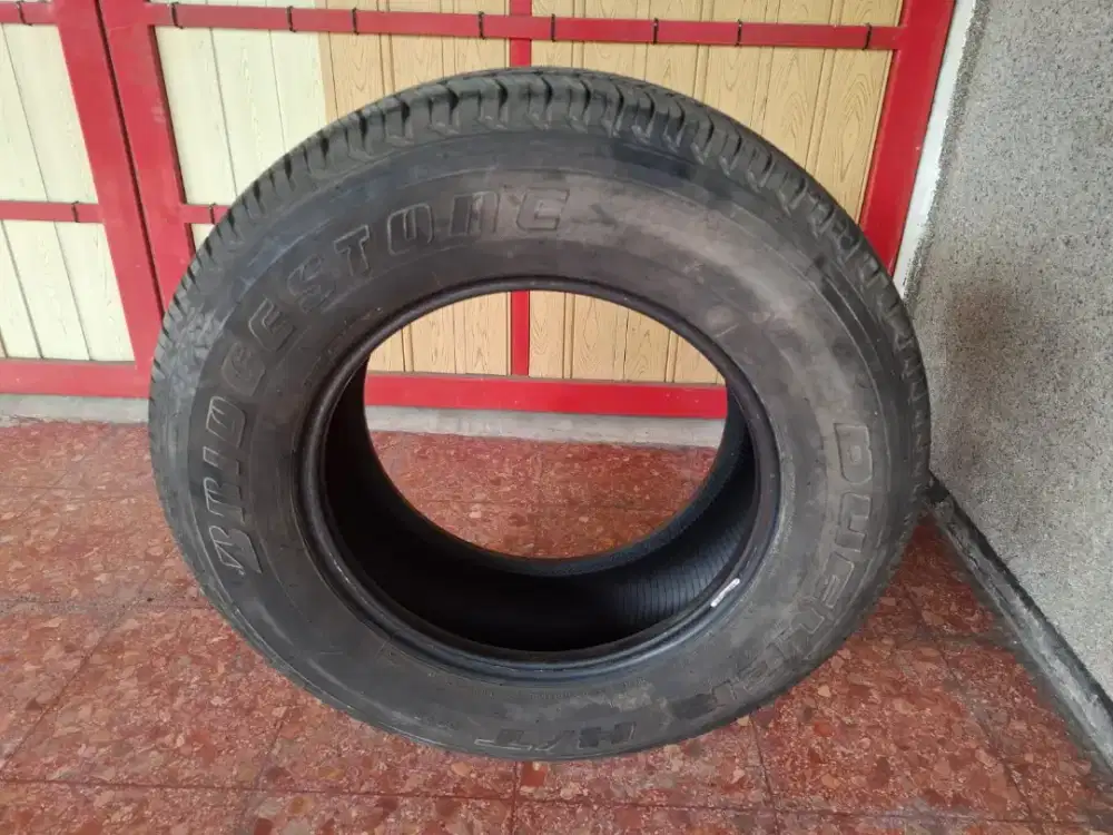 Ban 265 65 R17 untuk fortuner dan pajero. Kondisi 99%.bagus tebal.