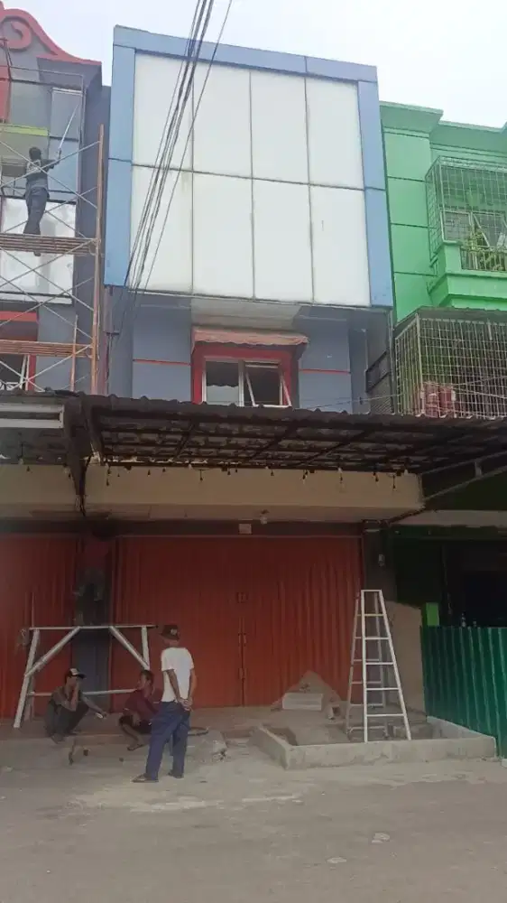Disewakan Ruko Bagus 2,5 Lantai Di Boulevar Hijau Harapan Indah.