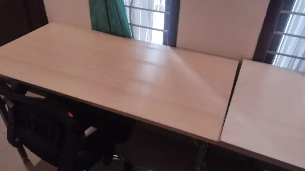 Meja dan bangku kantor