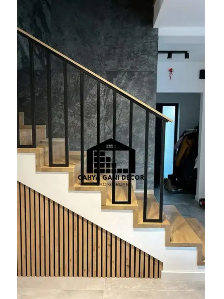Railing tangga minimalis modern dengan pegangan kayu