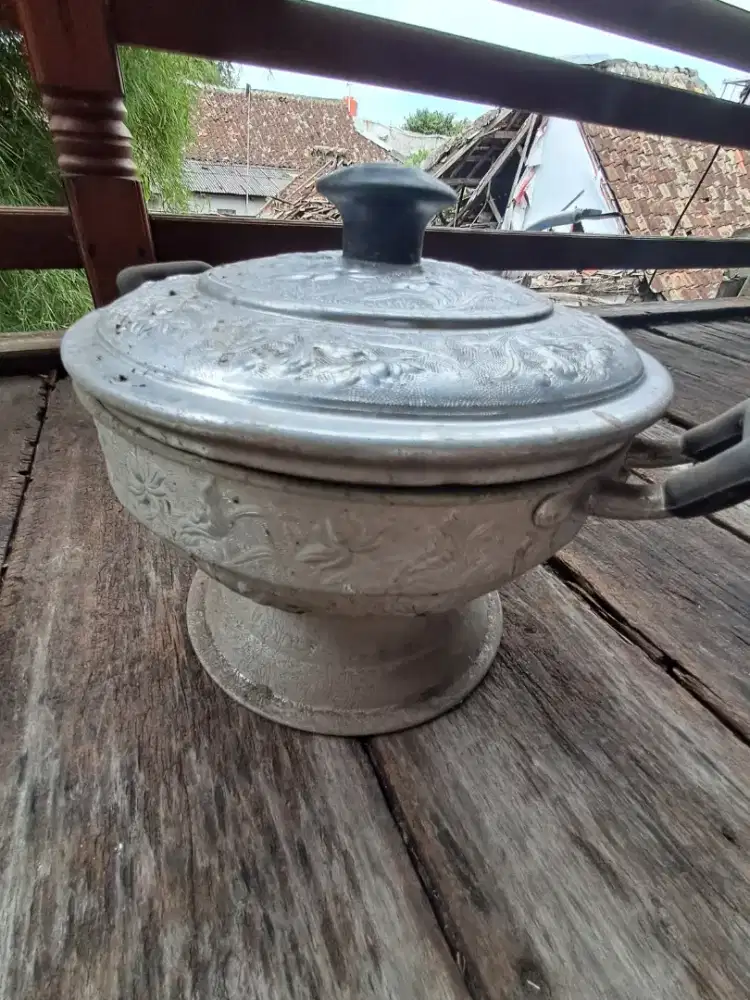 Tempat nasi antik berukir