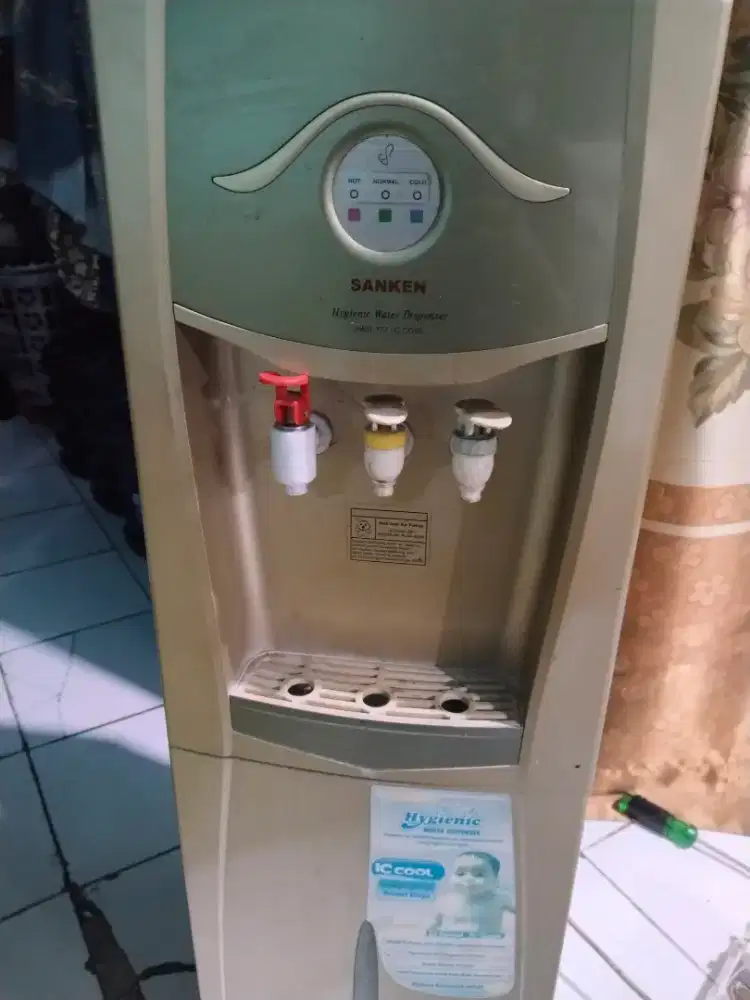 Dipenser panas dingin sanken