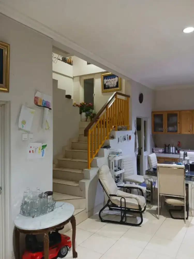 Jual Rumah Cantik Siap Huni 2,5 Lantai Semi Furnish Di Kelapa Molek