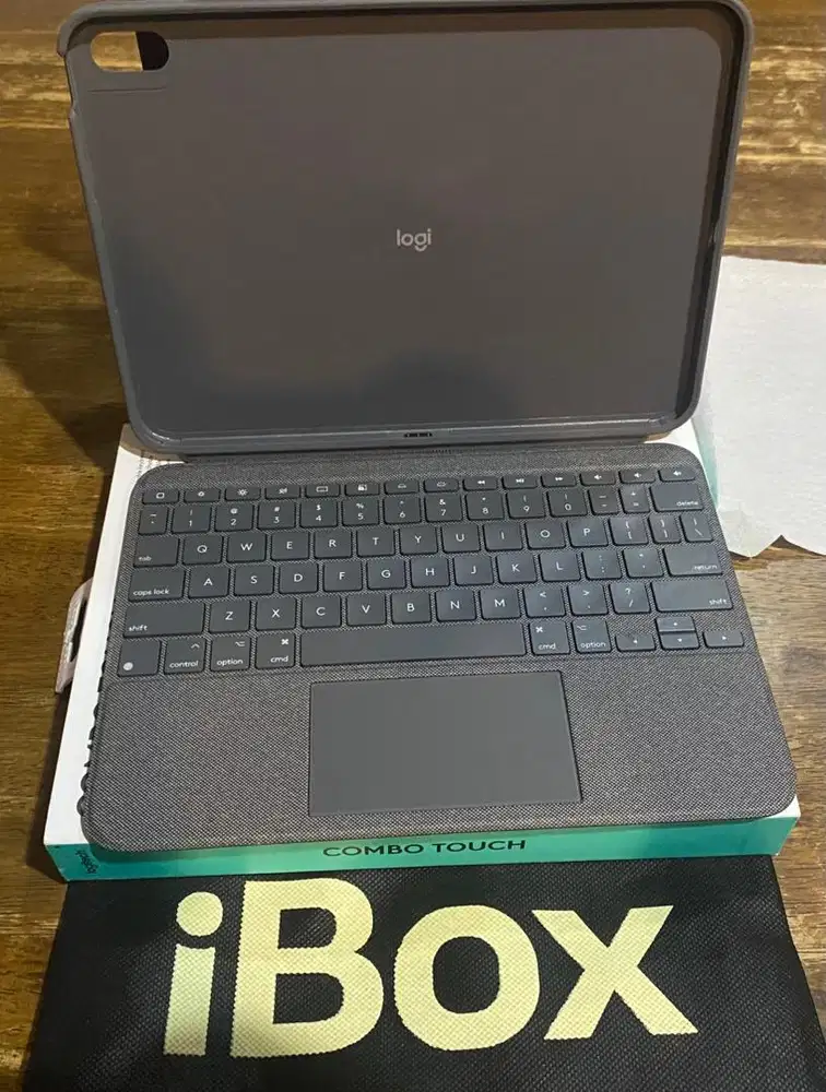 JUAL Logitech Combo Touch  iPad Gen ke-10 & A16