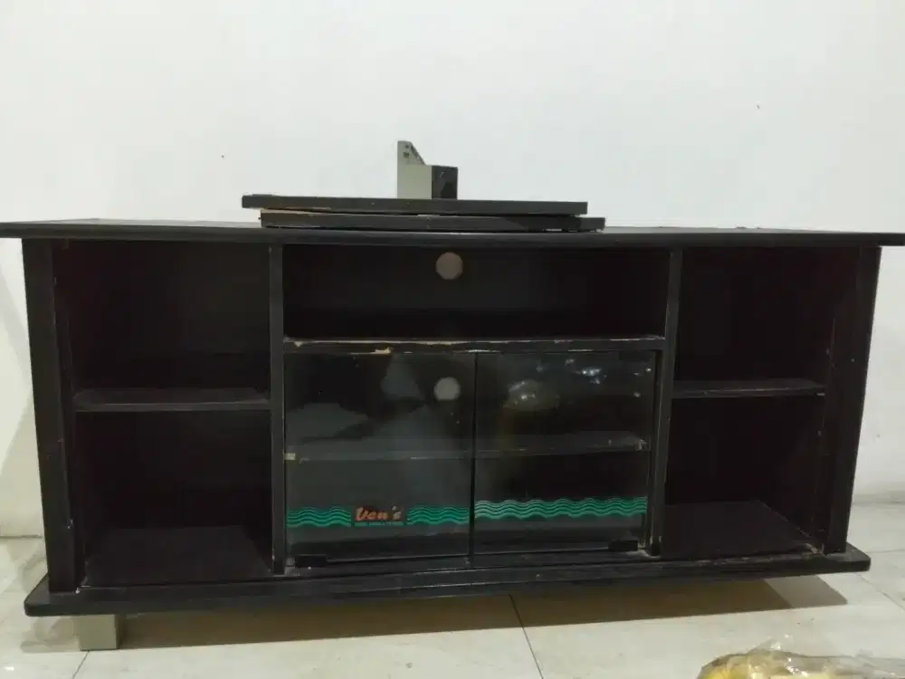 Lemari pajang atau Lemari TV