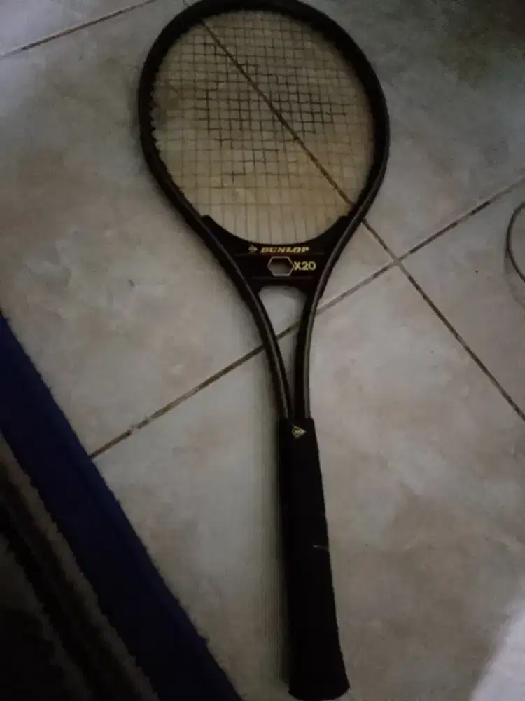 Raket tenis merek Dunlop x20