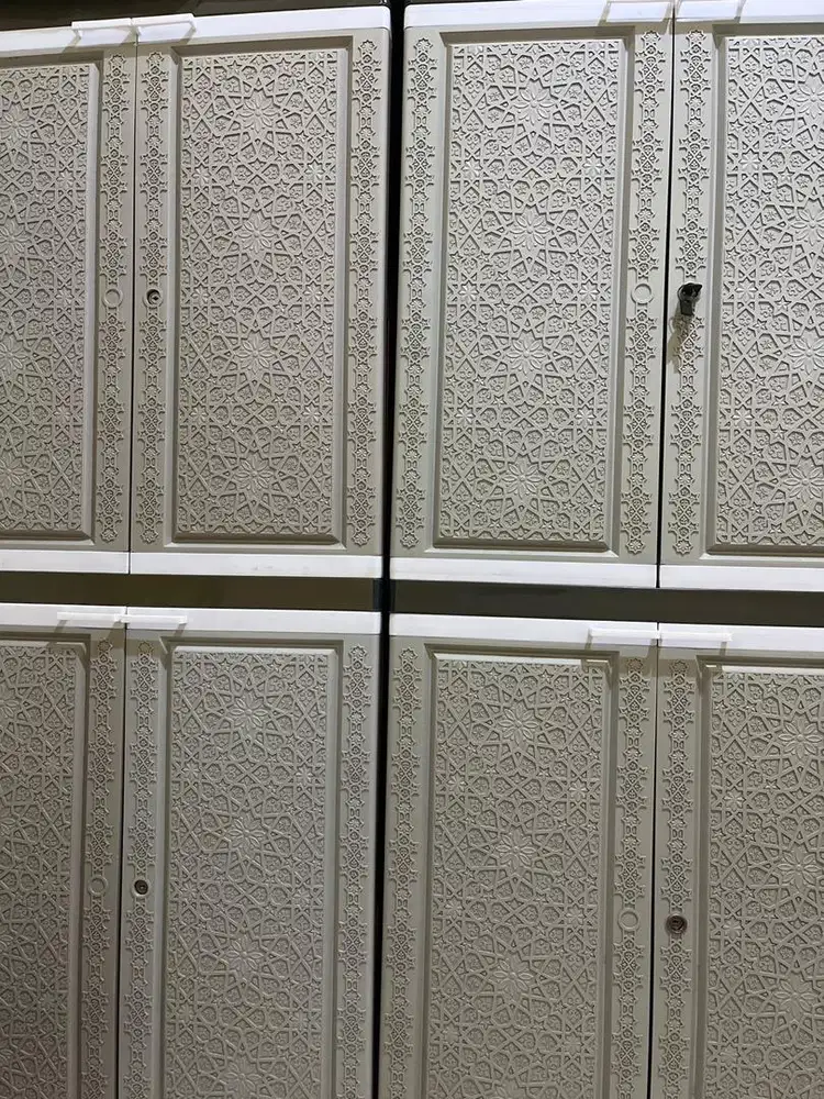 Lemari pelastik bermotif