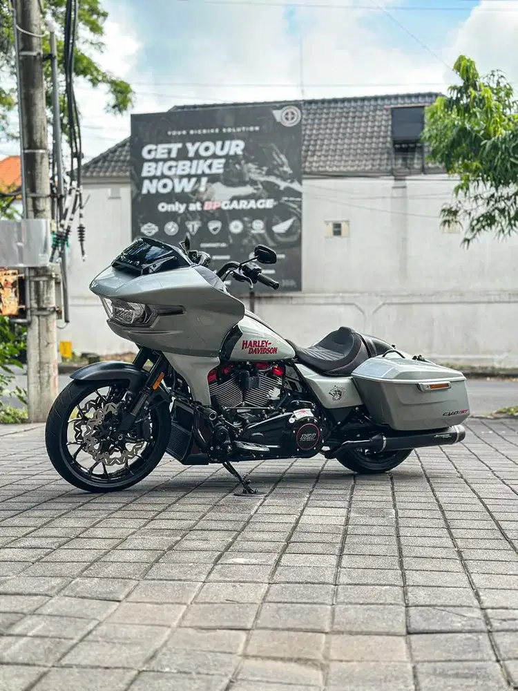 Brand New All New Road Glide CVO ST 121 MY 2025 mercury silver ready