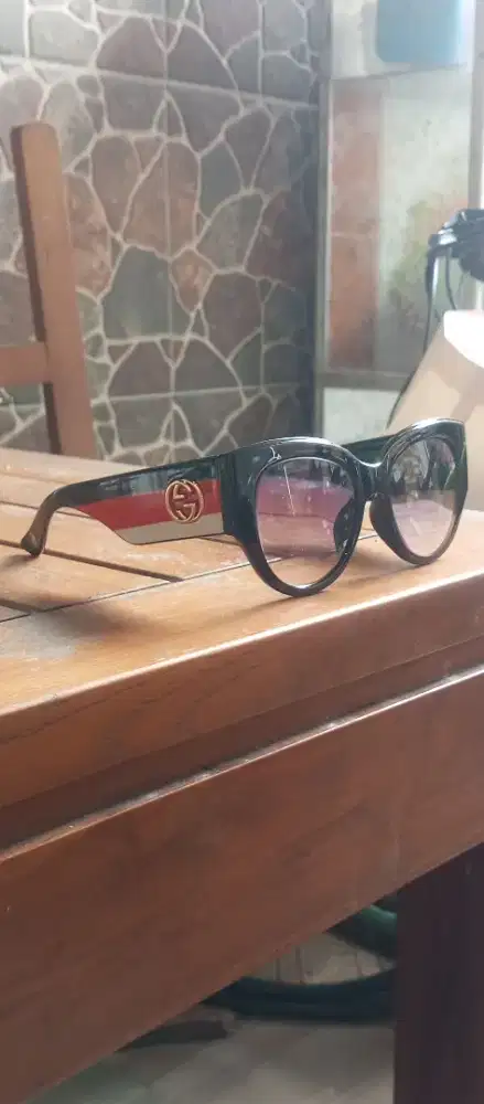 Kacamata brand Gucci