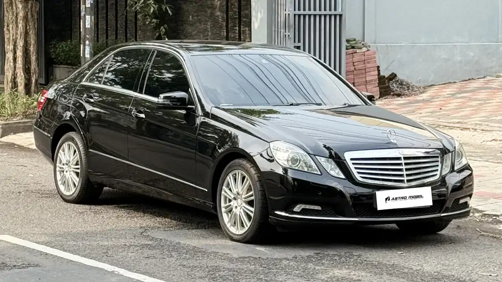 MercedesBenz E300 2011 / 2010 Matic Hitam Bagus Murah Surabaya Lengkap