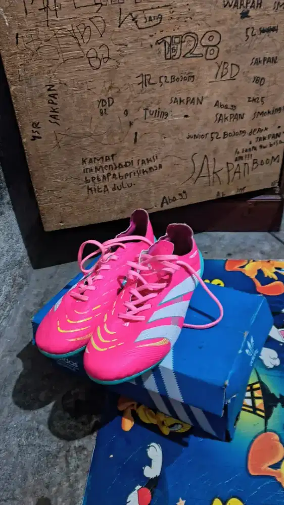 Sepatu bola adidas predator