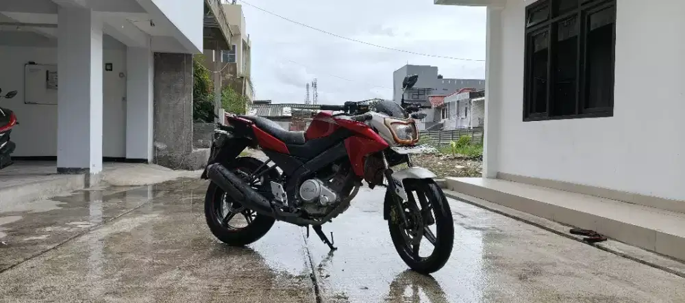 Terawat Dipakai Harian ! Yamaha Vixion Warna Putih Merah Tahun 2014