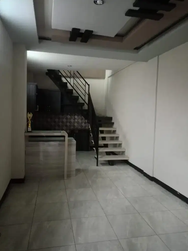 DI SEWAKAN RUMAH  DUA LANTAI