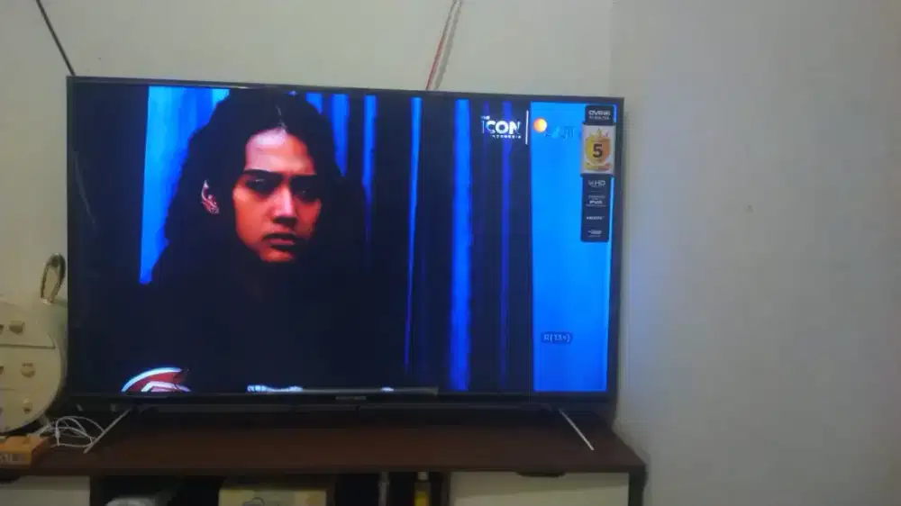 Televisi digital merk Polytron 43in