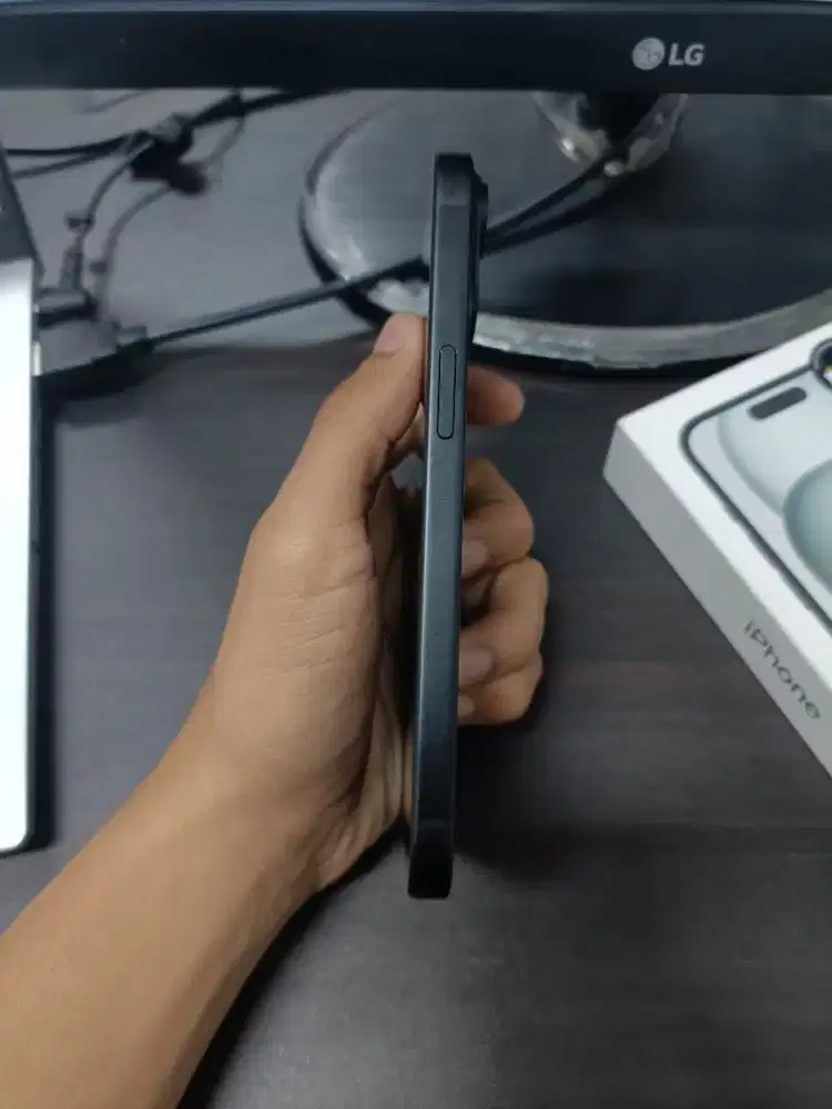 iPhone 15 128GB Black Resmi - Garansi MEI 2026 + Blibli Care