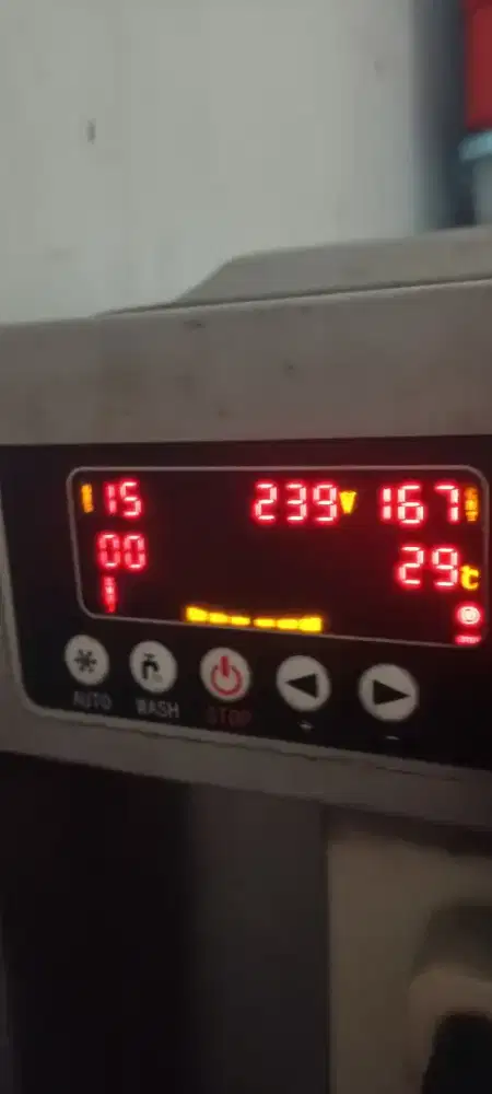 Mesin Ice Cream Tiga Tuas (Bekas) hasil halus