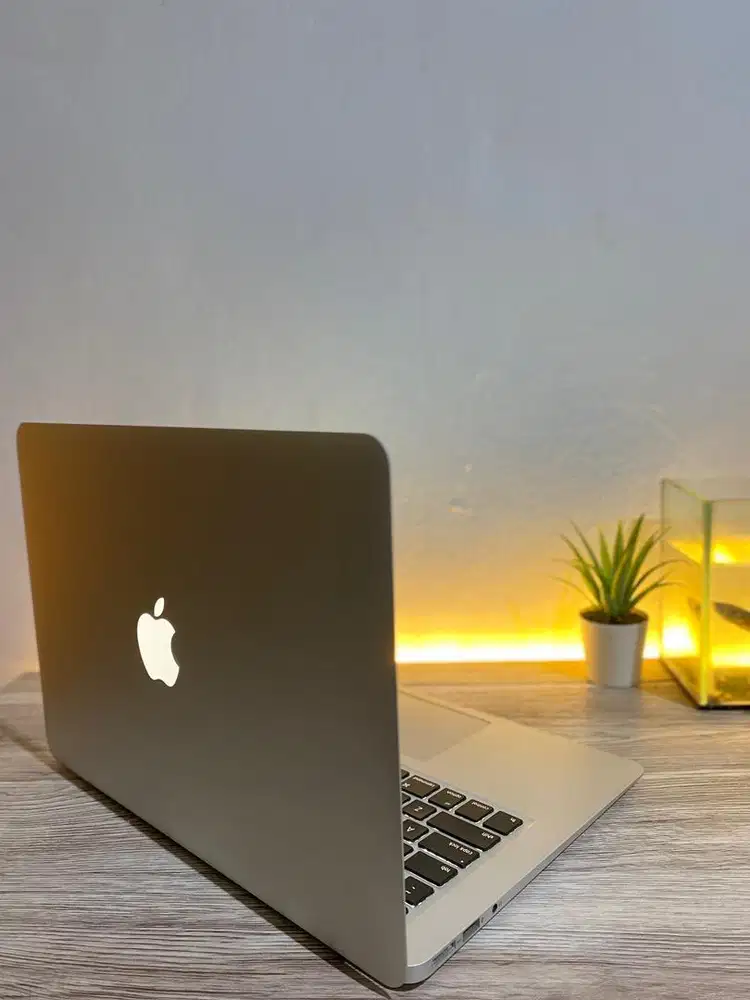 Macbook air 13inc core i5 RAM 8/251GB