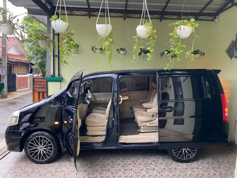 Dijual Nissan Serena 2.0 CT 2011 Metic