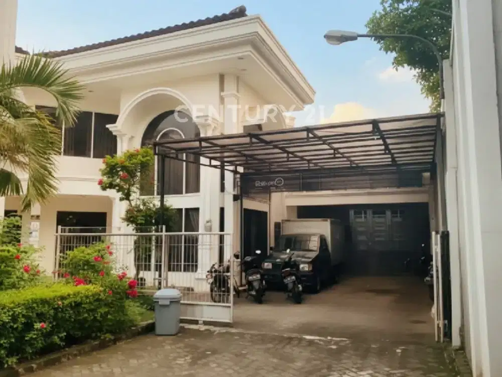 RUMAH LUAS DENGAN SWIMMING POOL DI TOWNHOUSE KEBAYORAN LAMA