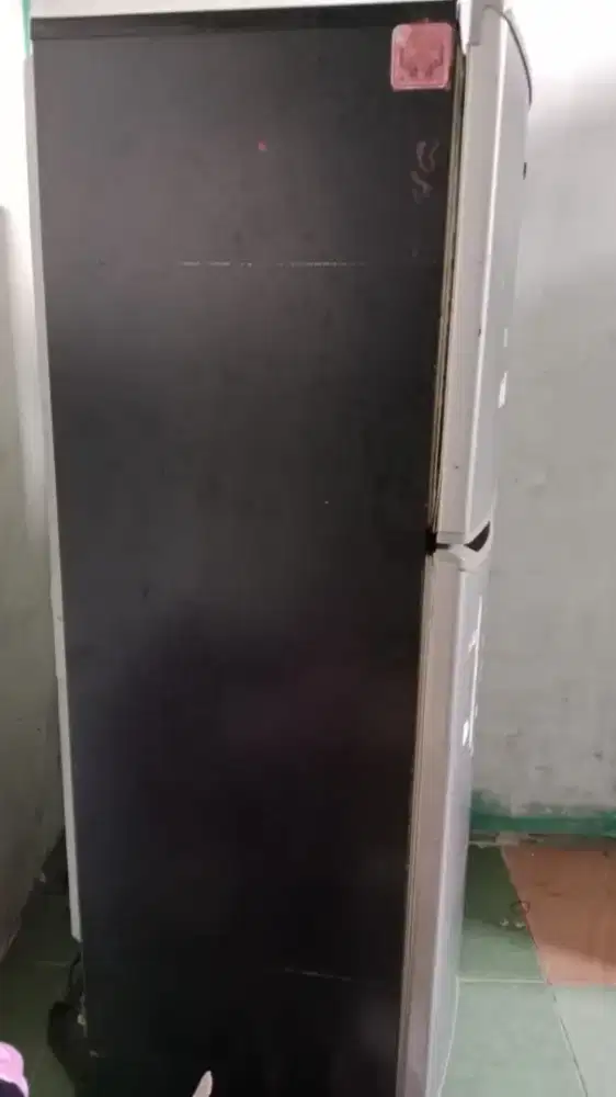 Kulkas aqua warna abu