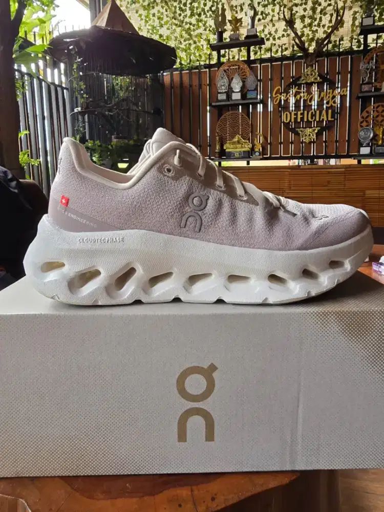 Preloved Sepatu Running Shoes On Cloudtilt Pearl / Fade Uk 7.5 US Size