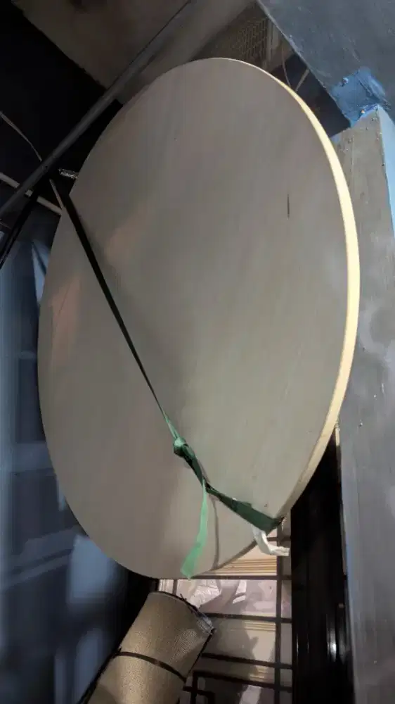 Meja bulat ruang tamu kayu