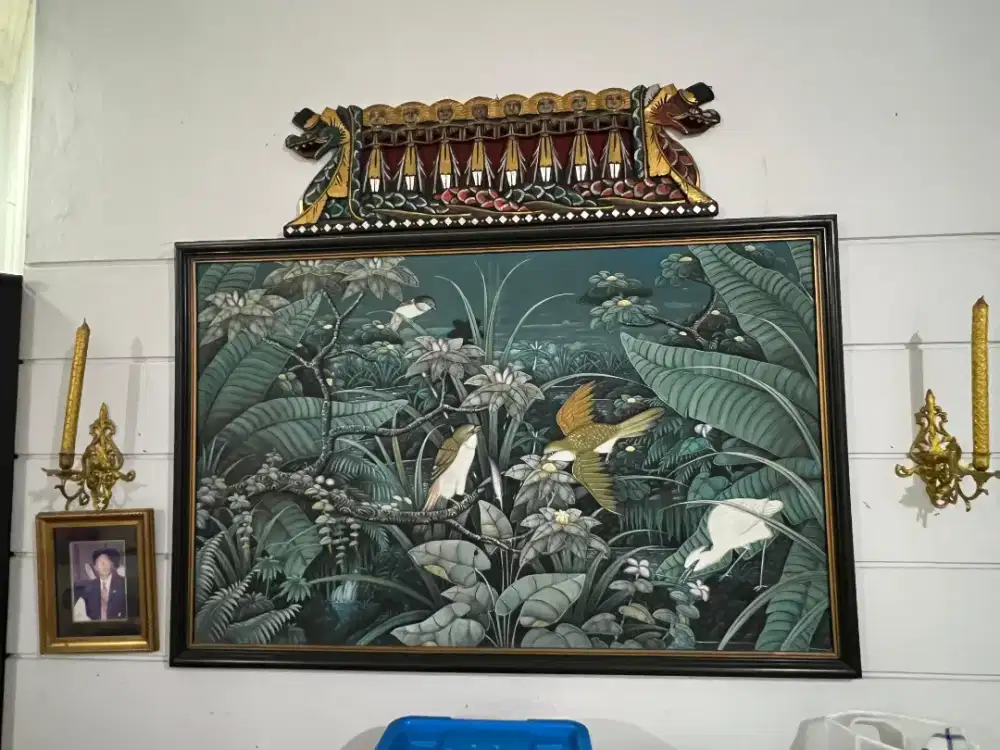 PAJANGAN LUKISAN BURUNG DAN DAUN WARNA HIJAU DALAM FRAME