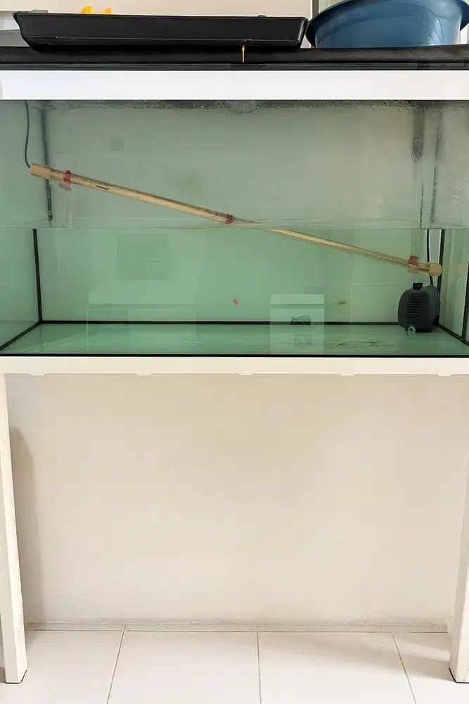 DIJUAL AQUARIUM BEKAS AROWARNA/ARWANA FULLSET DENGAN POMPA DAN TATAKAN