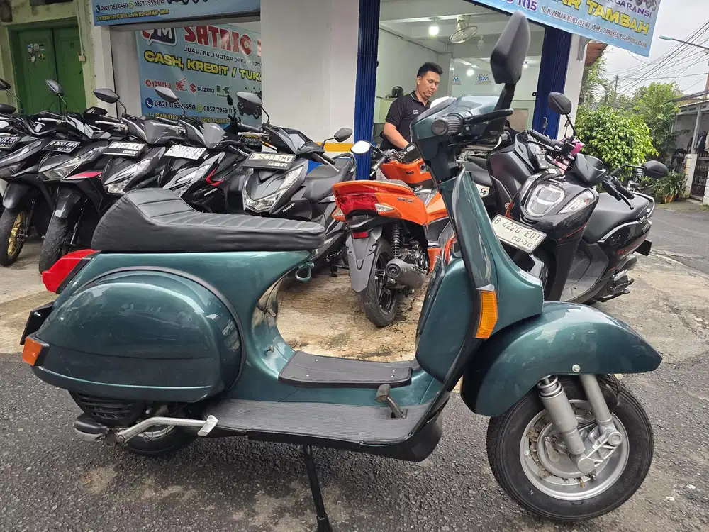 DIJUAL CASH VESPA EXCLUSIVE 150 THN 1997 PAJAK IDUP SIAP PAKAI