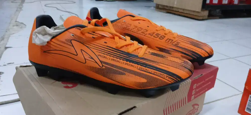 Sepatu bola secs