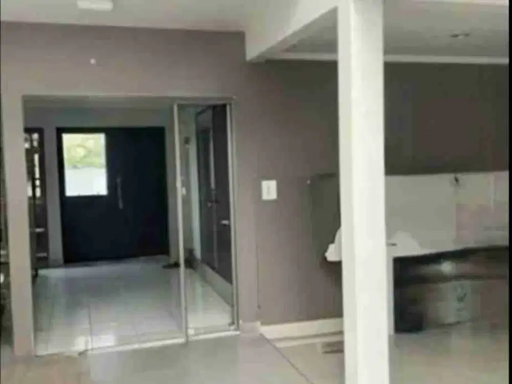 Rumah Dayana Devina dengan kamar tidur 2 dengan dapur sudah direnovasi dan halaman belakang luas bisa dijadikan ruang kerja atau tempat tidur juga dakan di atas