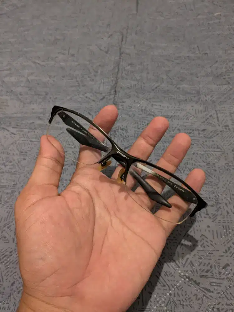 Frame kacamata oakley ducati