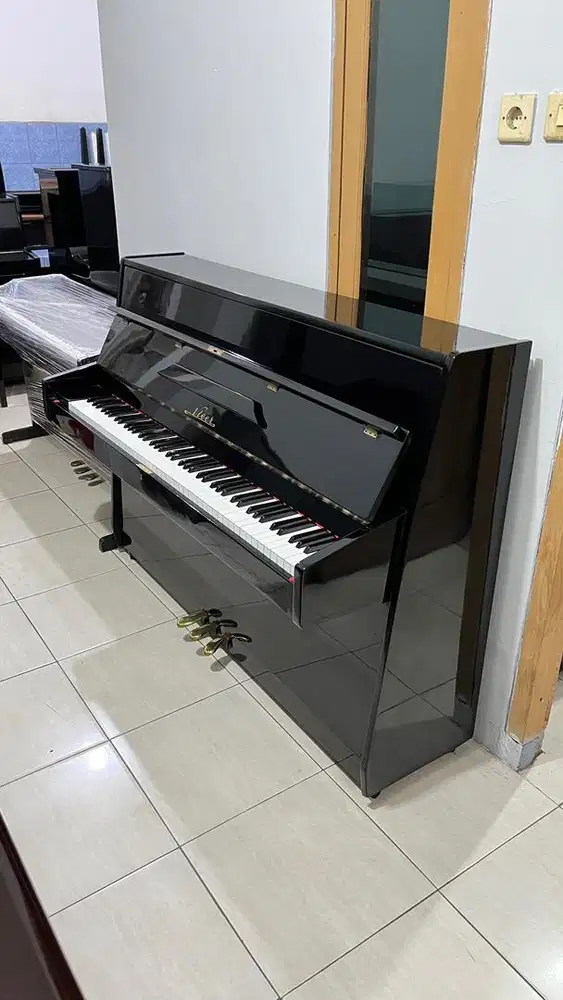 Piano Nieer Hitam