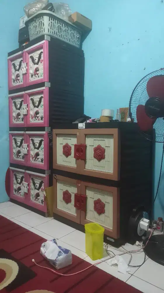 Kasur lemari rak piring kompor.