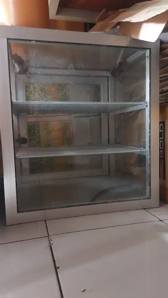 Etalase makanan untuk olahan makanan serga digoreng