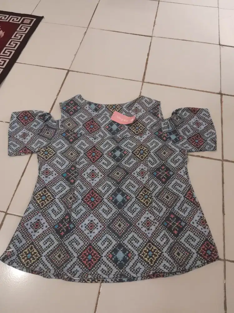 ATASAN COLD SHOULDER WANITA