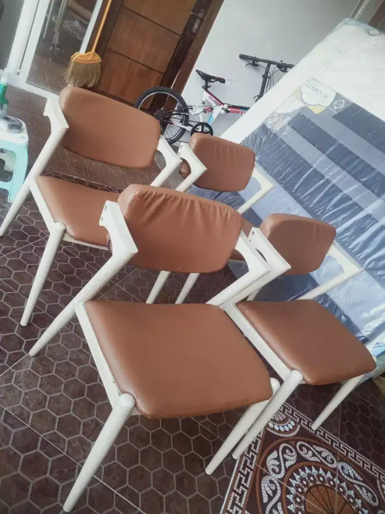 Kursi makan besi minimalis